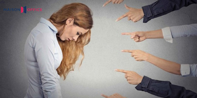 alt: Hình ảnh minh họa về sự tự ti, một người đang ôm đầu với vẻ mặt buồn bã và suy tư