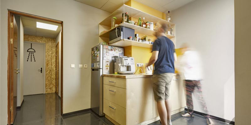 Alt: Tận dụng góc chết để lưu trữ đồ dùng trong pantry