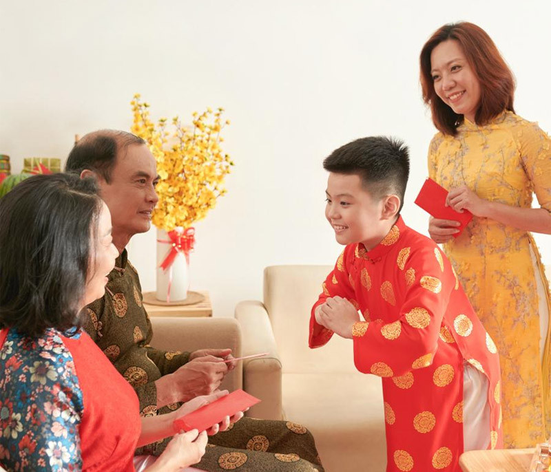 Chúc Tết và mừng tuổi đầu năm mới là phong tục không thể thiếu trong dịp Tết