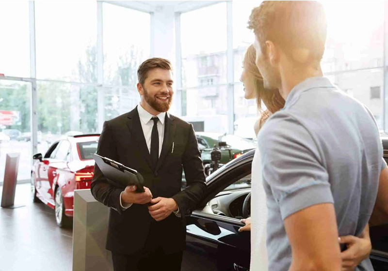 Mô tả hình ảnh: Nhân viên bán hàng giao tiếp với khách hàng