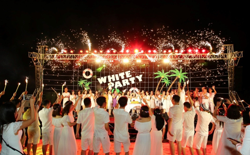 Tổ chức Year end Party trên bãi biển là ý tưởng tuyệt vời cho YEP
