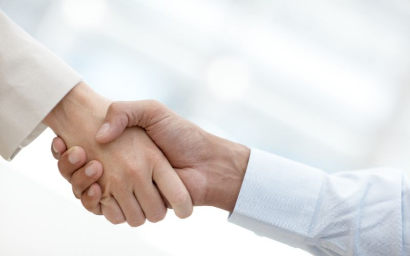 cách đối phó với đồng nghiệp độc hại: tìm đồng minh