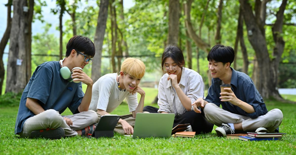 Gen Z là gì? Điểm khác biệt của Gen Z so với Gen X, Gen Y