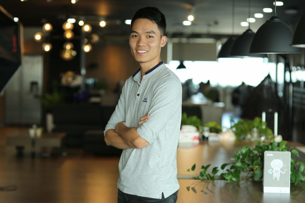 Khoanh tay khi thuyết trình