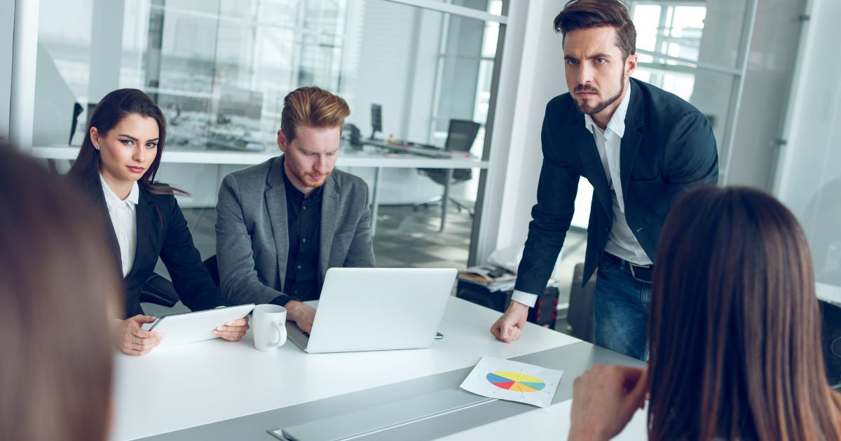Dấu hiệu và Cách để đối phó với một người Sếp tồi