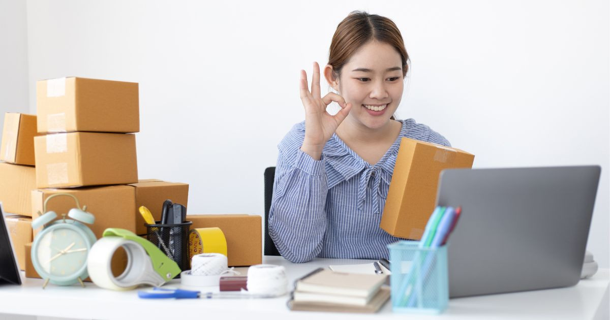 Thường xuyên giao tiếp với đồng nghiệp và khách hàng