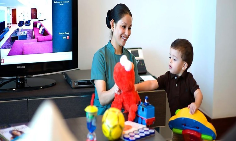 Babysitter chăm sóc trẻ em