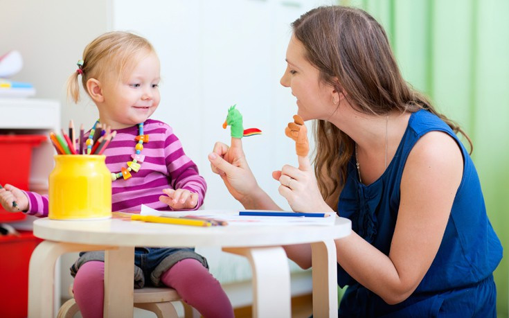 Babysitter chơi cùng trẻ em