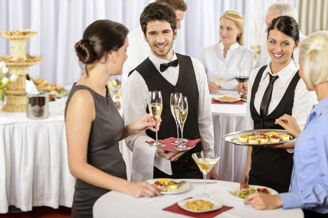 Banquet Server: Nghệ Thuật Dịch Vụ Vượt Trội Tại Khách Sạn 5 Sao