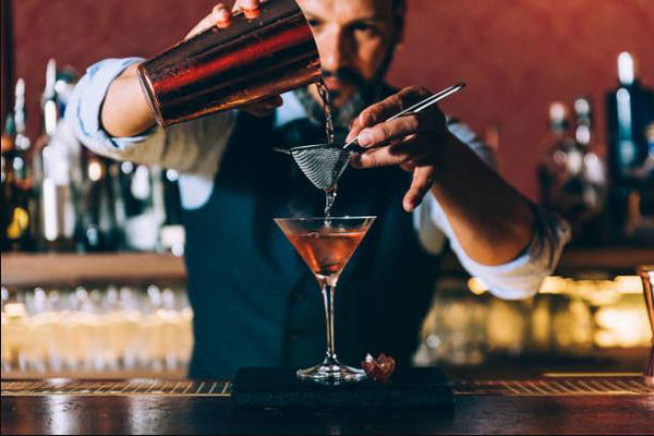 Bartender là gì? Tìm hiểu kỹ năng và cơ hội nghề nghiệp trong ngành Nhân sự Nhà hàng – Khách sạn