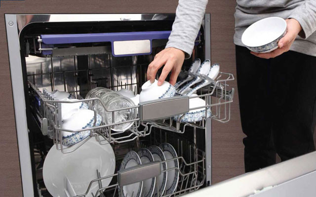 Bát, đĩa, muỗng được xếp gọn