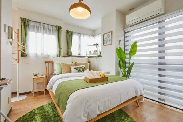 khách du lịch đang lựa chọn điểm nghỉ dưỡng phù hợp thông qua Airbnb