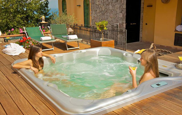 Khách hàng sử dụng Jacuzzi