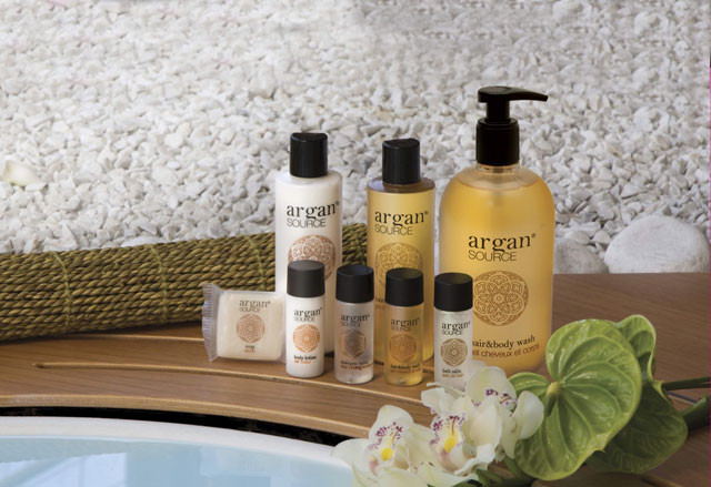 Nhân viên housekeeping chuẩn bị amenities