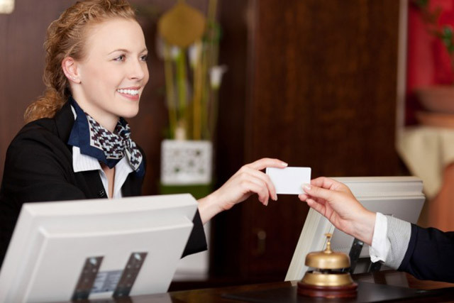 Nhân viên khách sạn nhận commission từ việc phục vụ khách hàng