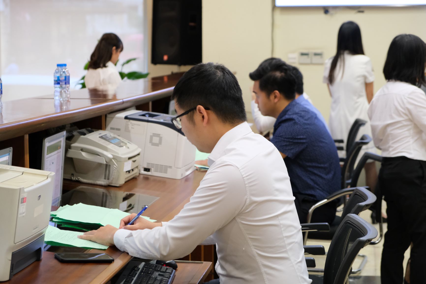 Phong Cách Lãnh Đạo Độc Đoán: Đặc Điểm, Ưu Nhược Điểm và Ứng Dụng