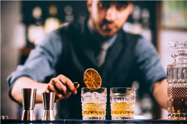 Phục vụ rượu mạnh: Kiến thức cần biết cho Bartender chuyên nghiệp