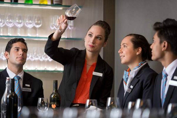 Shift Leader: Vai trò và công việc quan trọng trong ngành nhà hàng &#8211; khách sạn