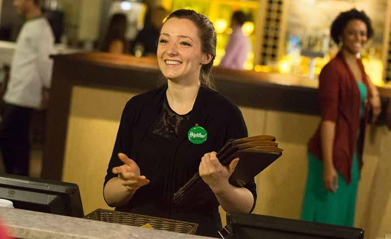 Thái độ Hostess trong nhà hàng