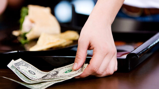 Tiền Tip là gì? Những điều bạn cần biết về phong tục tiền tip trong ngành dịch vụ