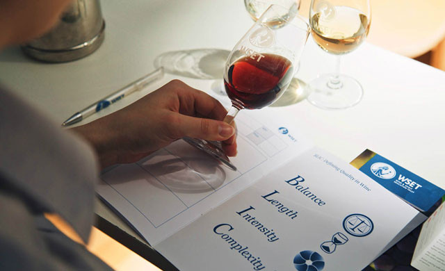 Chứng chỉ WSET và tầm quan trọng của Sommelier trong ngành nhà hàng – khách sạn
